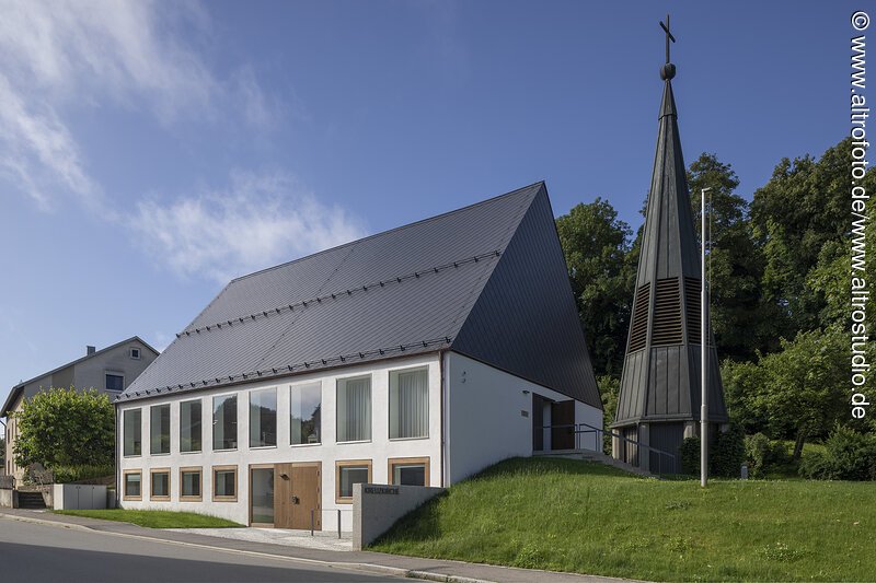 Au&szlig;enansicht der Evangelischen Kreuzkirche in Bad Abbach