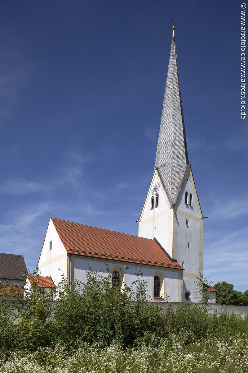 Au&szlig;enansicht der Kirche St. Martin im Bad Abbacher Ortsteil Poikam