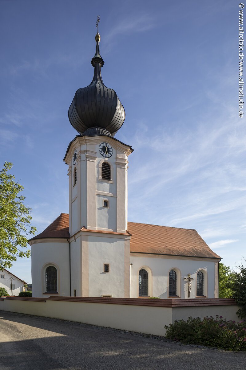 Au&szlig;enansicht der Kirche St. Georg im Bad Abbacher Ortsteil Peising