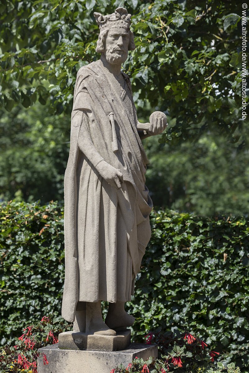 Markt Bad Abbach Figur Kaiser Heinrich II. der Heilige vor Hotel Gasthof zur Post Am Markt 21 93077 Bad Abbach Foto: altrofoto.de