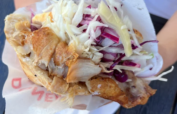 Döner im Papier, gehalten von zwei Händen